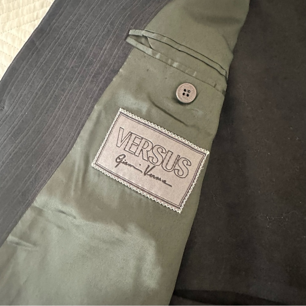 Versus - Picture 2 of 7
